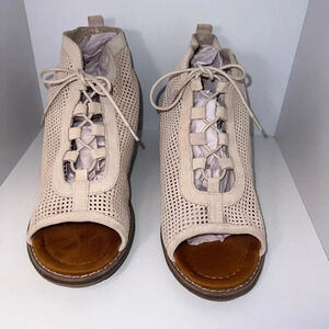 BearPaw,11,Vienna‎ 2221W, beige cow suede lace up peep toe and heel block sandal